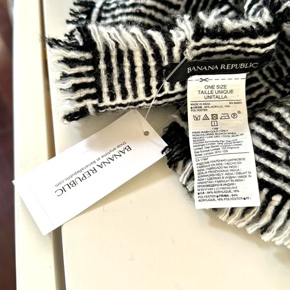 NWT! Banana Republic Winter Scarf!!! - Picture 6 of 6